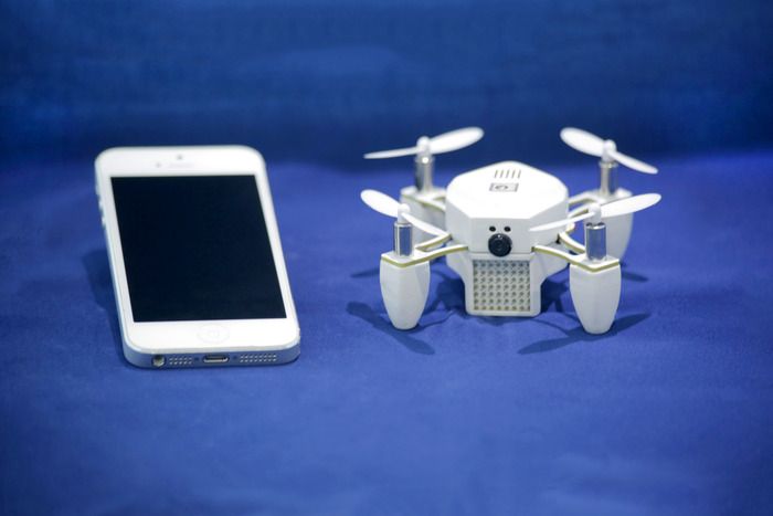 iPhoneサイズのドローン、自律飛行で「はいチーズ」=Torquing Group「Zano」:クラウドファンディング「Kickstarter」