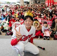 大瀬良人気マエケン超え！サイン会殺到