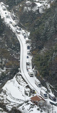 雪で車１３０台立ち往生、初の移動命令 四国の国道
