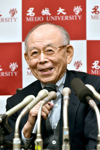 ノーベル賞:赤崎さん「集大成に」 不調押し授賞式出席、弟子3人同行サポート