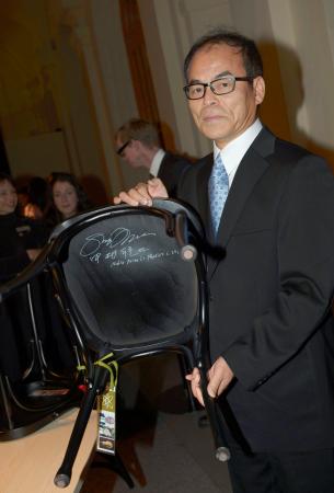ノーベル賞最初の公式行事 天野教授は燕尾服を試着