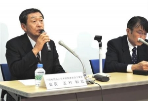 記者会見する日本自動車部品工業会の玉村和己会長（左）＝１２日午後、東京都港区