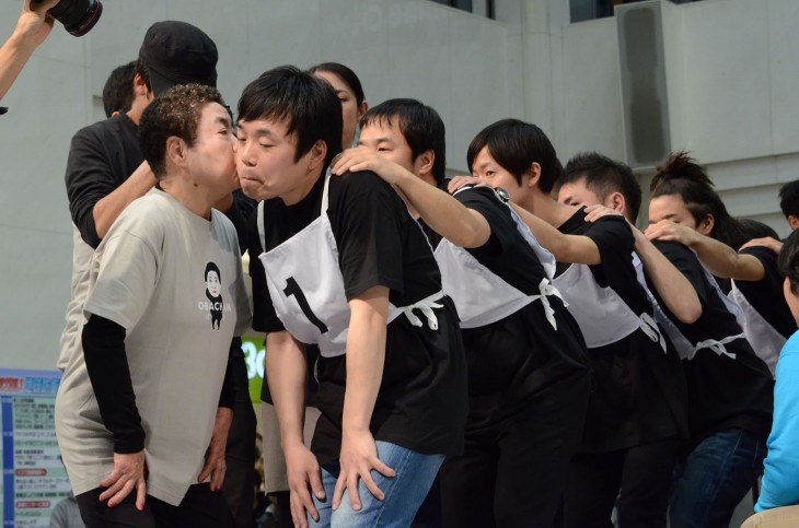 「ガキの使い」のシンデレラガール！おばちゃん1号がキスでギネス達成