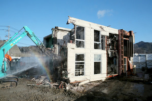 津波で横倒しのビル、撤去始まる 宮城・女川町