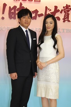 安住アナ、仲間由紀恵の隣で舌好調! きゃりー&セカオワは「注目ですよね!」