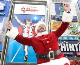 バース氏、サンタ姿で道頓堀に登場 カーネル人形投げ込み「いい思い出話」