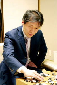 井山、4日で囲碁六冠から四冠に 王座に続き、天元失う