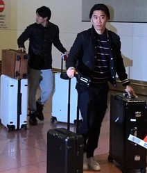 帰国の香川&内田、報道陣が質問も足早に車へ