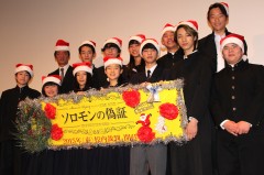 ネクストブレイカーが勢揃い!制服姿にサンタ帽で『ソロモンの偽証』をアピール