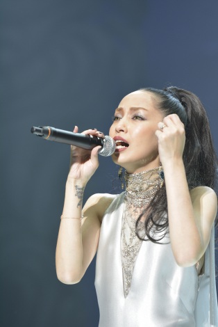 中島美嘉「指輪でも見とけっ!」1万人に左手突き出し結婚報告