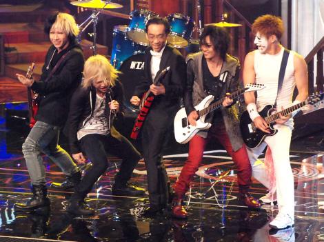 新垣氏がレコ大乱入!金爆と“ノリノリ”エア演奏…初司会の仲間も大ウケ