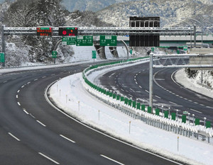 雪で年明け大荒れ 交通や人出に影響