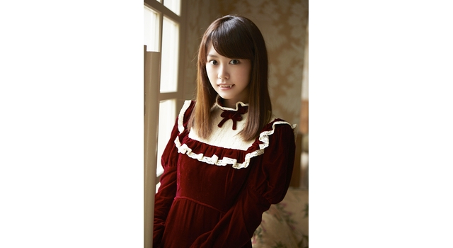 桐谷美玲、“世界8位”の美しい顔に牙が!? 今度はキュートな小悪魔ヴァンパイア!