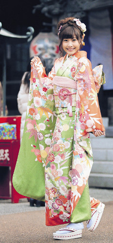 佐野ひなこ 一足早い成人式 絵馬に抱負「今年はたくさん貯金する！！」