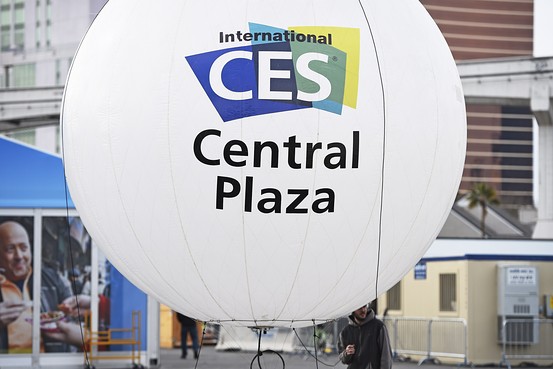 ５２５円安の１万６８８３円１９銭＝６日の平均株価