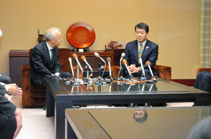 東日本大震災:福島第１原発事故 新潟知事、調書公開要求 東電に「安全議論の前提」