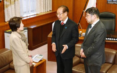 拉致問題:家族会代表ら担当相に面会「迅速に」