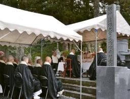 高野山・奥の院で追悼法会 震災犠牲者の慰霊碑前