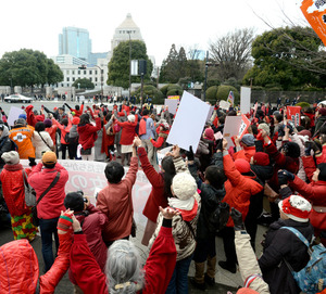集団的自衛権:反対、女性ら国会を囲む
