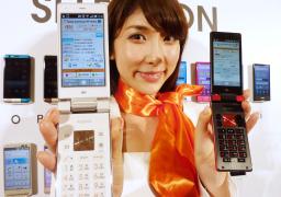au、高齢者や小学生対象強化 スマホ風携帯も