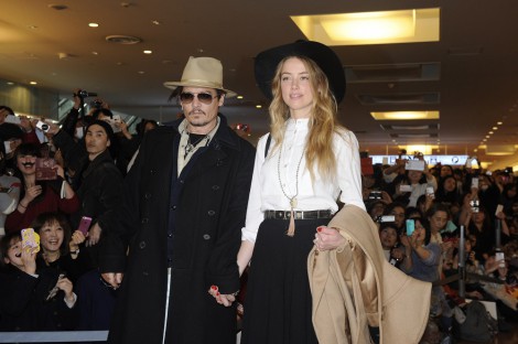 J・デップ、恋人ハードとラブラブ来日