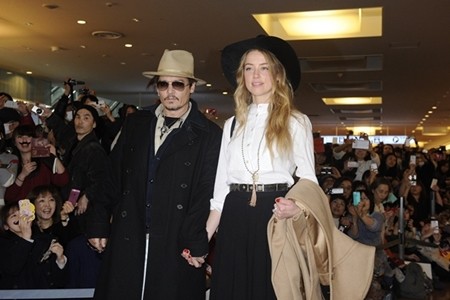 ジョニー・デップ、婚約者アンバー・ハードと手をつないでラブラブ来日!