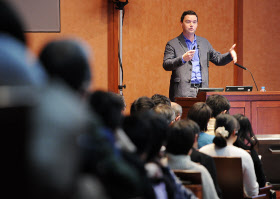 ピケティ氏:東大で講義 「極端な不平等は脅威になる」