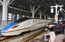 富山駅見学会でサプライズ ホームに新型車両