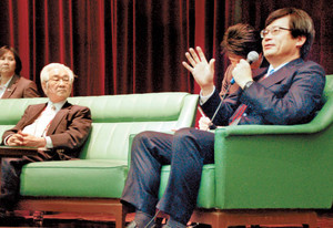 天野さん、益川さん タイの学生と科学談議