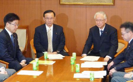 極めて卑劣で残虐…自公、テロ対策強化で一致 2015年02月01日 22時09分