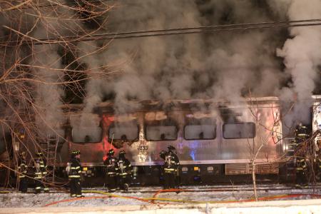 ＮＹ郊外で通勤列車と乗用車が衝突 ６人死亡か