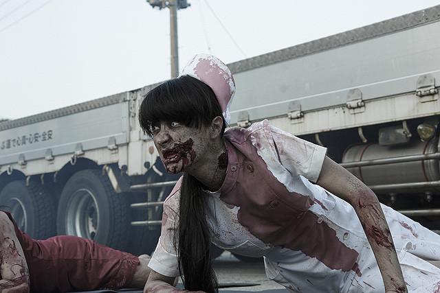 シシド・カフカ衝撃のゾンビ化!指を食べるシーンも