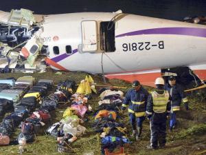 台湾機墜落、死者３１人に １２人安否不明