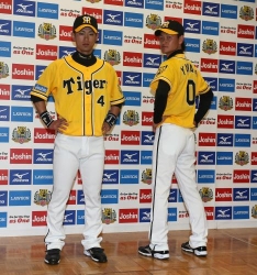 新サードユニお披露目!上本&大和、虎カラーで夏乗り“黄る”