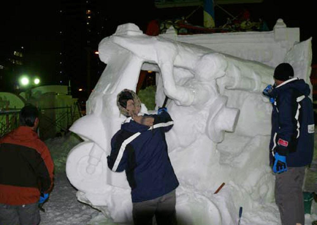 さっぽろ雪まつりのコンクールでタイチームが優勝