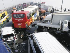 韓国の高速道路で100台多重事故…68人死傷