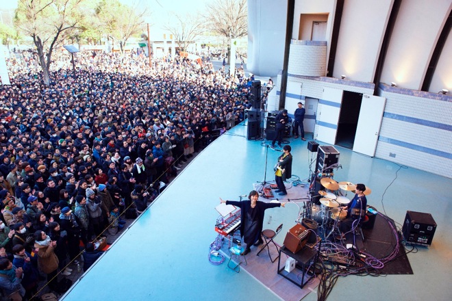 クラムボン、5000人が駆けつけたフリーライブでミトがニューAL発売を叫ぶ