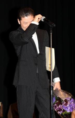 浅野忠信、主演男優賞に男泣き！来年の司会は「みかんの袋かぶって」