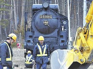 Ｄ５１、北に７０ｍ移設へ…大型クレーン使わず 2015年02月15日 15時09分