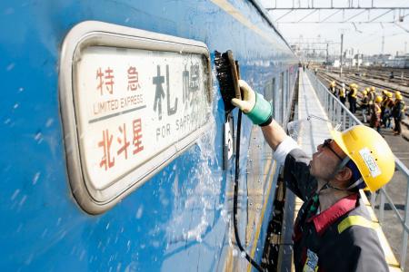 「北斗星」迫るラストラン 客車を報道陣に公開