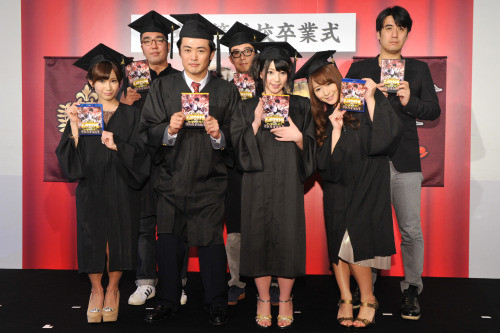 劇団ひとり、セクシー女優の誘惑に負けて全員と公開キス