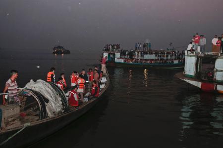 バングラデシュ:衝突で船沈没、48人死亡