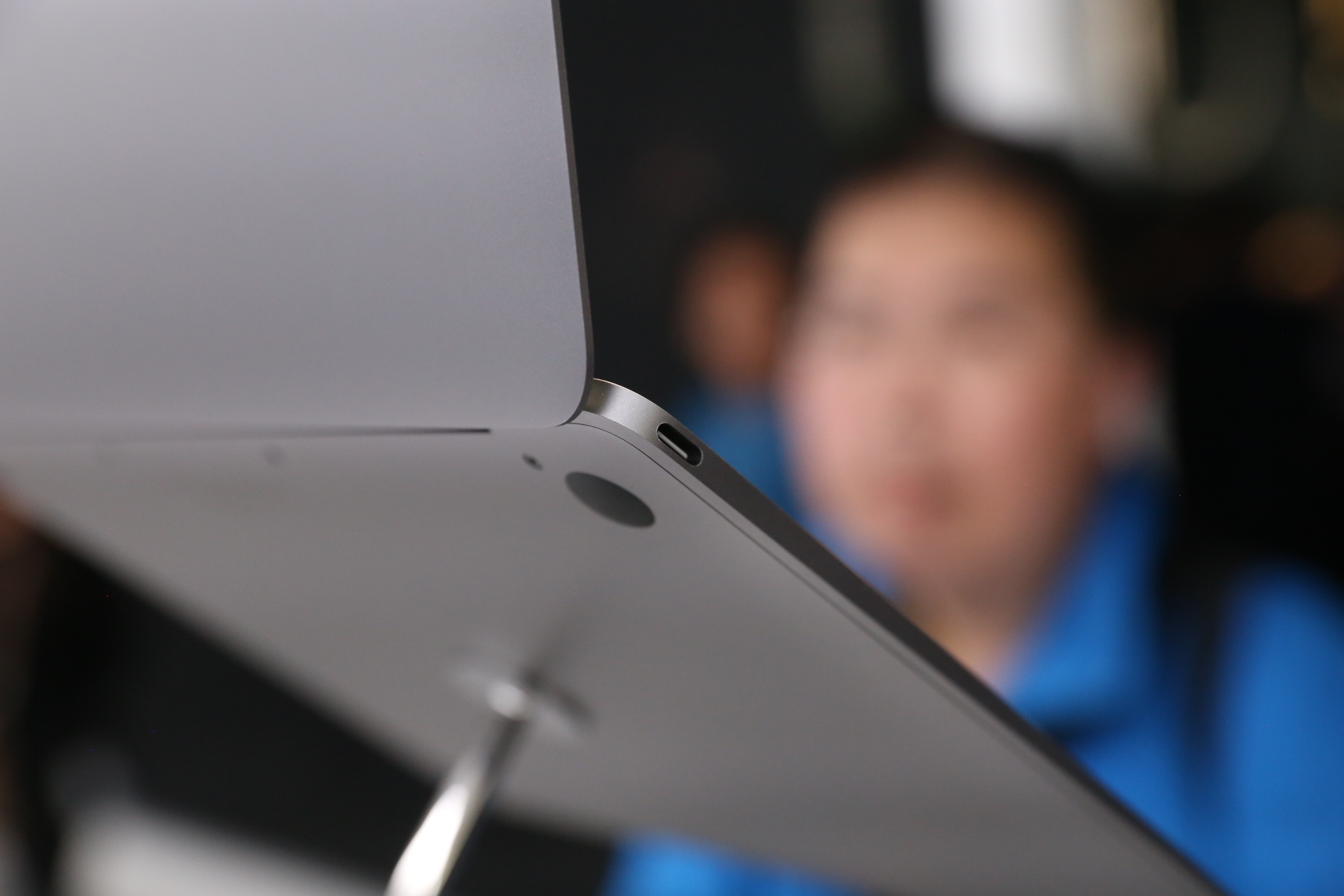 ポートが1つの新MacBook、ACにつないでiOS機器を充電するには別売りのアダプタを利用