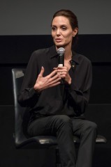 卵巣摘出のアンジー、悪役賞受賞で娘たちと満面の笑顔