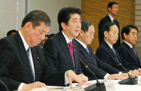 地方創生:首相、方針策定を指示