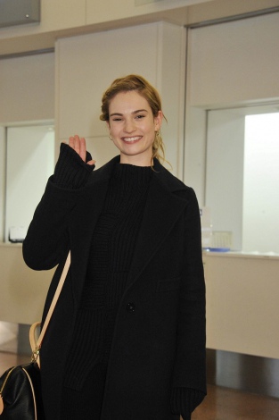 『シンデレラ』リリー・ジェームズが初来日 ファンのサプライズに感激