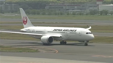 モスクワで日航機緊急着陸 車輪故障のため