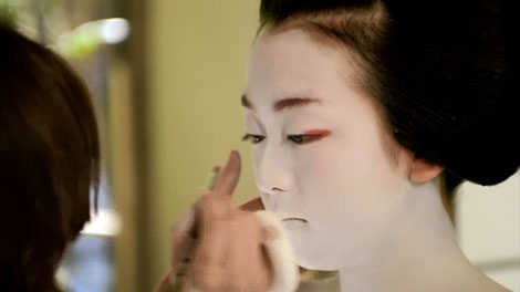 浅田真央 京都で舞妓さんに変身！白塗りの顔が美しい！エアウィーヴ新ＣＭ