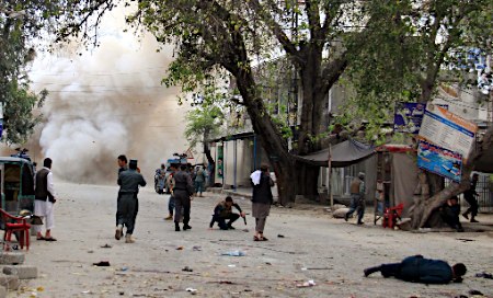 初の「イスラム国」テロか アフガニスタン自爆テロで３５人死亡