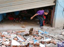 ネパール地震死者7千人超 発生1週間、全半壊30万戸